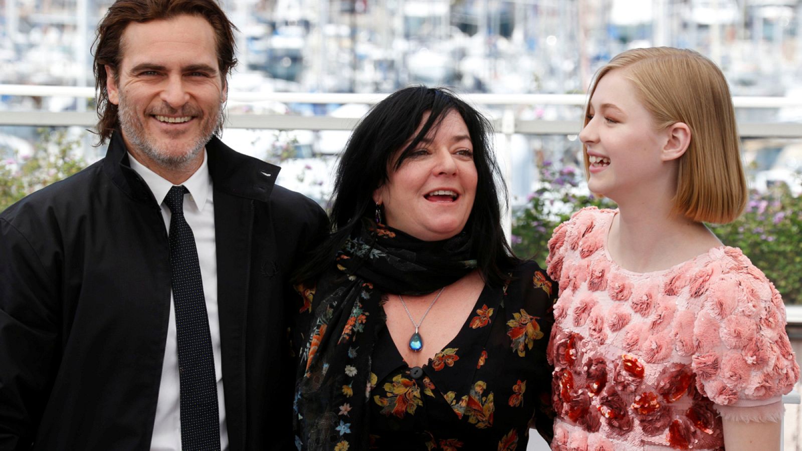 El actor Joaquin Phoenix, la directora Lynne Ramsay y la actriz Ekaterina Samsonov presentan en Cannes 'You were never really here'