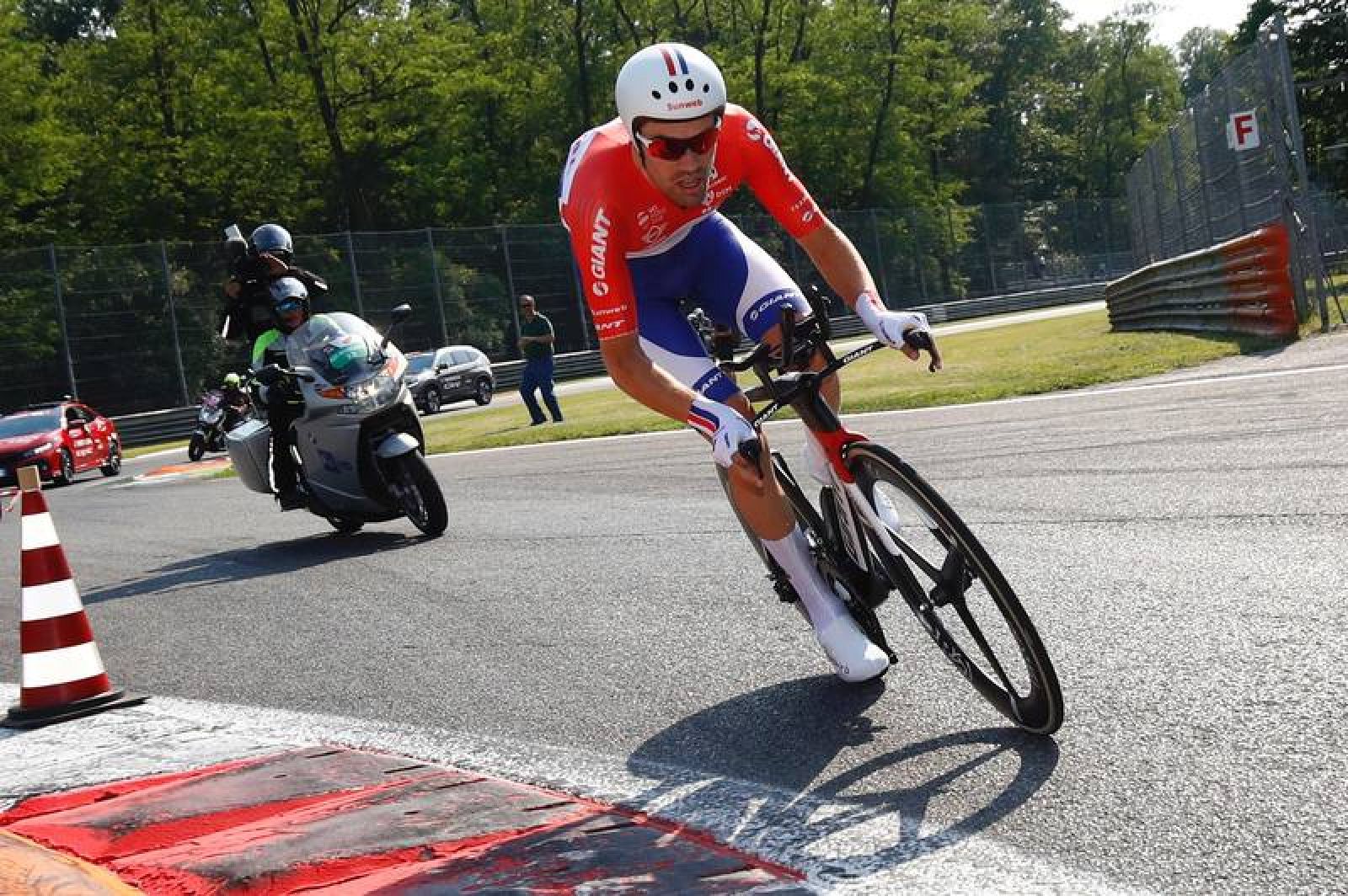 Dumoulin traza una curva en el circuito de Monza  