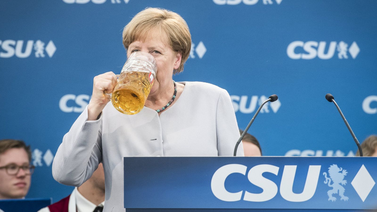 La canciller alemana, Angela Merkel, celebra un acto de su partido.