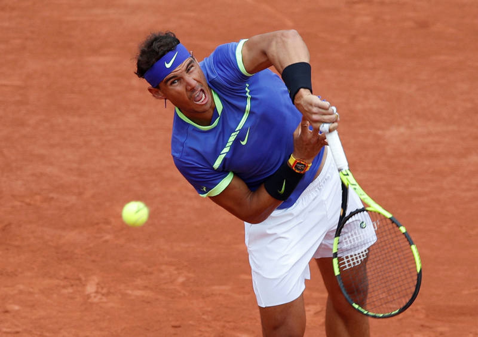 Dos grados Acrobacia Aislar Tenis | Roland Garros | Nadal y Djokovic debutan con buen pie en la arcilla  parisina - RTVE.es