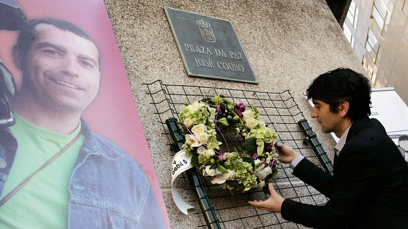 El alcalde de Ferrol, Jorge Suárez, en la ofrenda floral institucional que el Ayuntamiento dedicó a José Couso el pasado 8 de abril