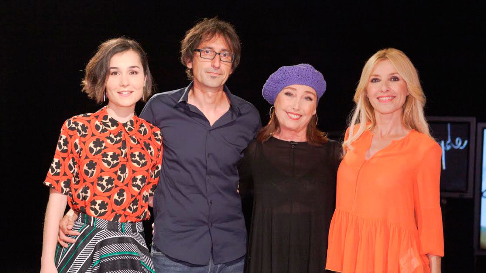 Cayetana Guillén con Paco R. Baños, Nadia de Santiago y Verónica Forqué