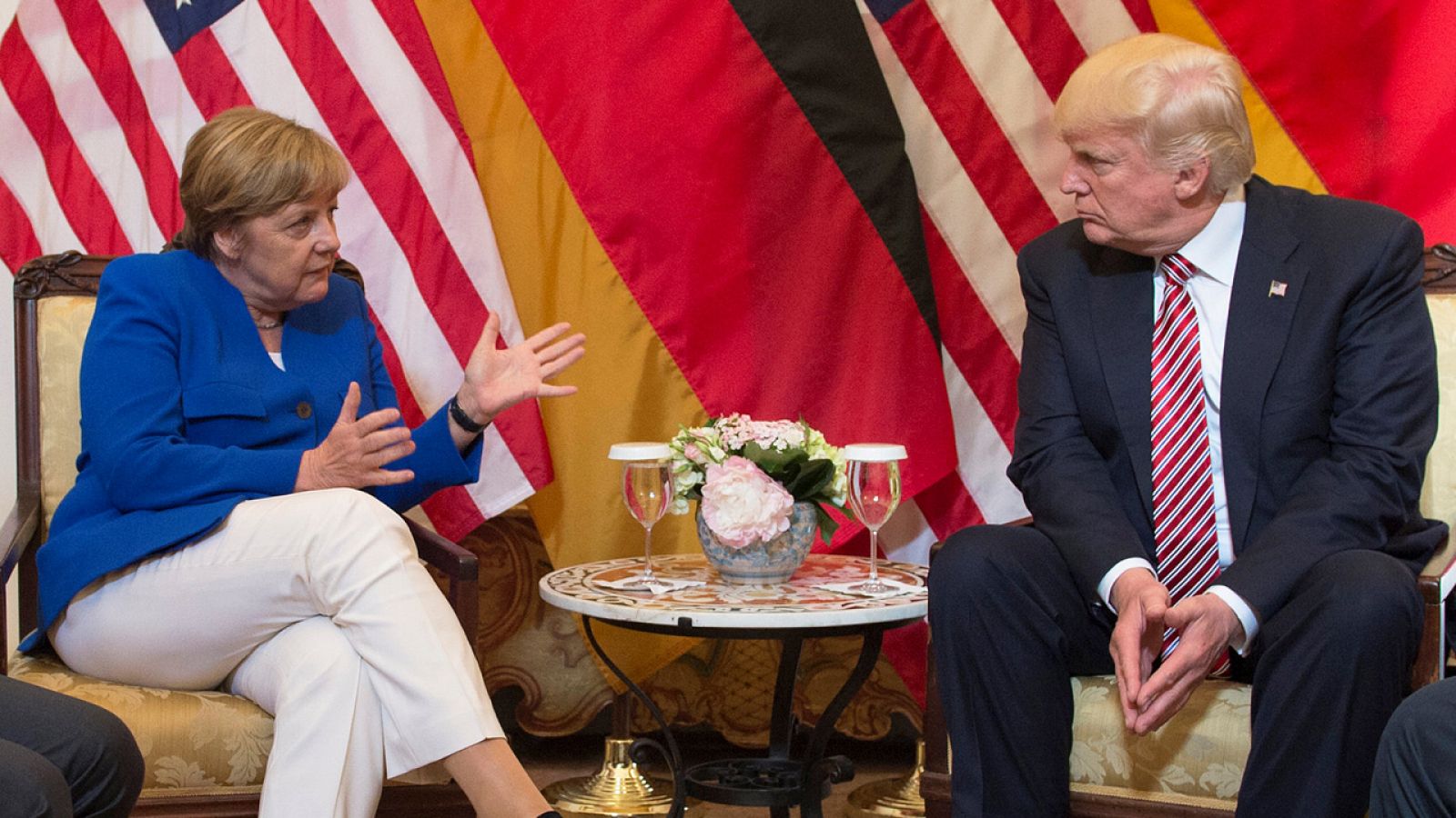 La canciller Alemana Ángela Merkel y el presidente estadounidense Donald Trump reunidos en Sicilia