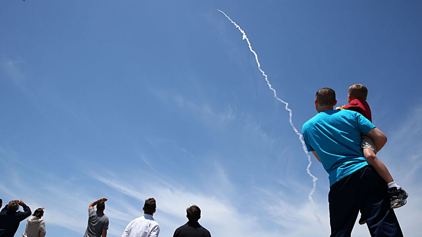 Varias personas observan el lanzamiento del misil defensivo desde la base de Vanderberg, en California