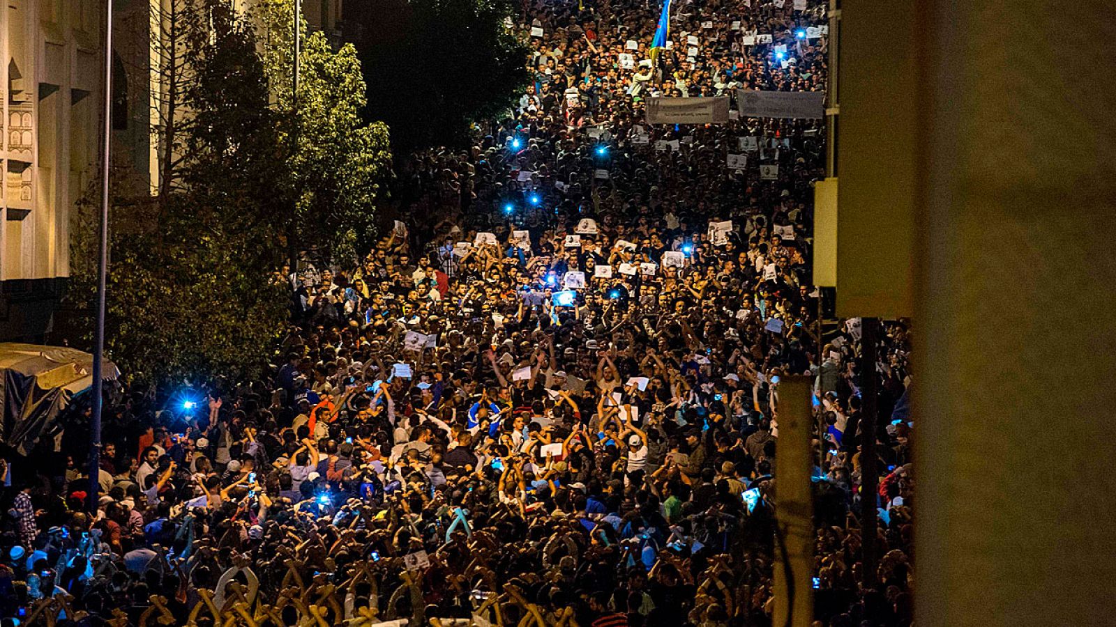 Miles de rifeños celebran una protesta nocturna en la ciudad de Alhucemas para recalcar sus reivindicaciones económicas y sociales.