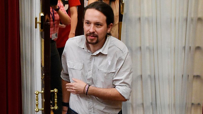 Pablo Iglesias entrando en el hemiciclo del Congreso