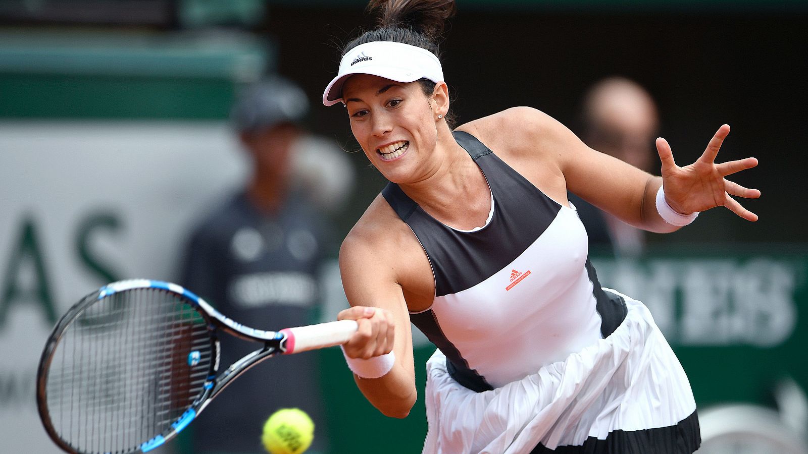 Muguruza pasa con susto a la tercera ronda de Roland Garros