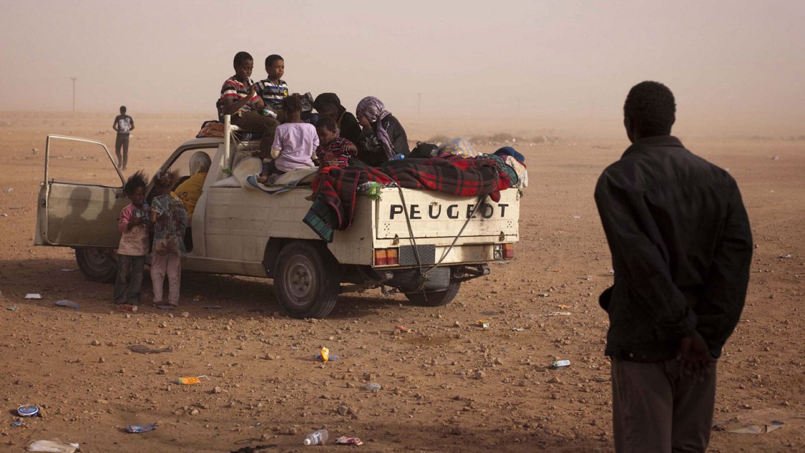 Familias africanas de Níger varadas en el desierto de Libia (foto archivo)