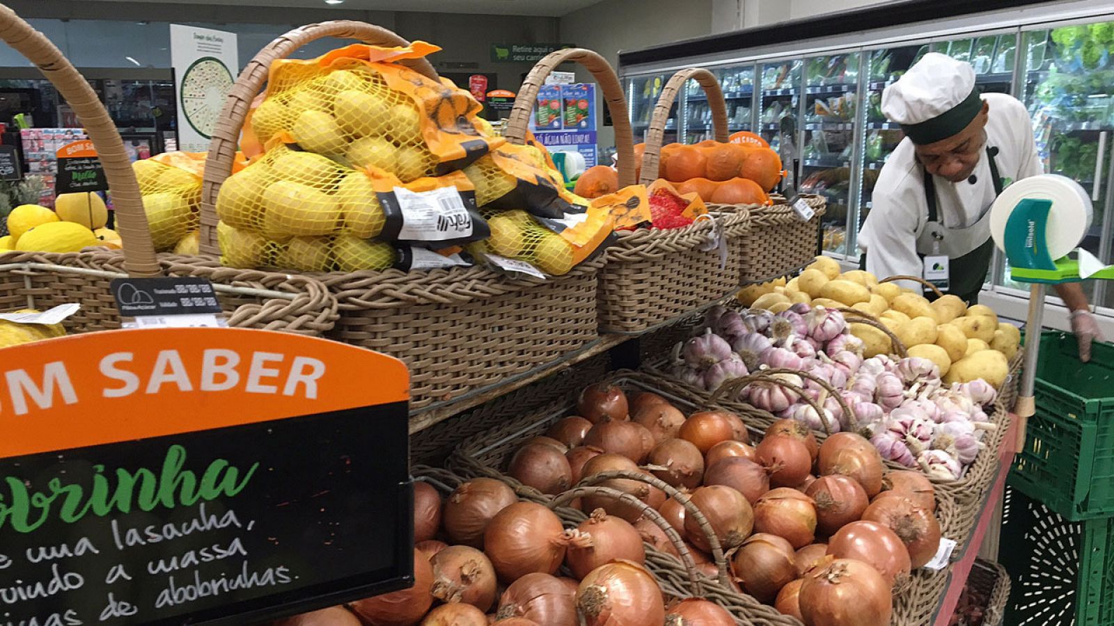 Un hombre organiza sus productos en un supermercado en Río de Janeiro, en Brasil