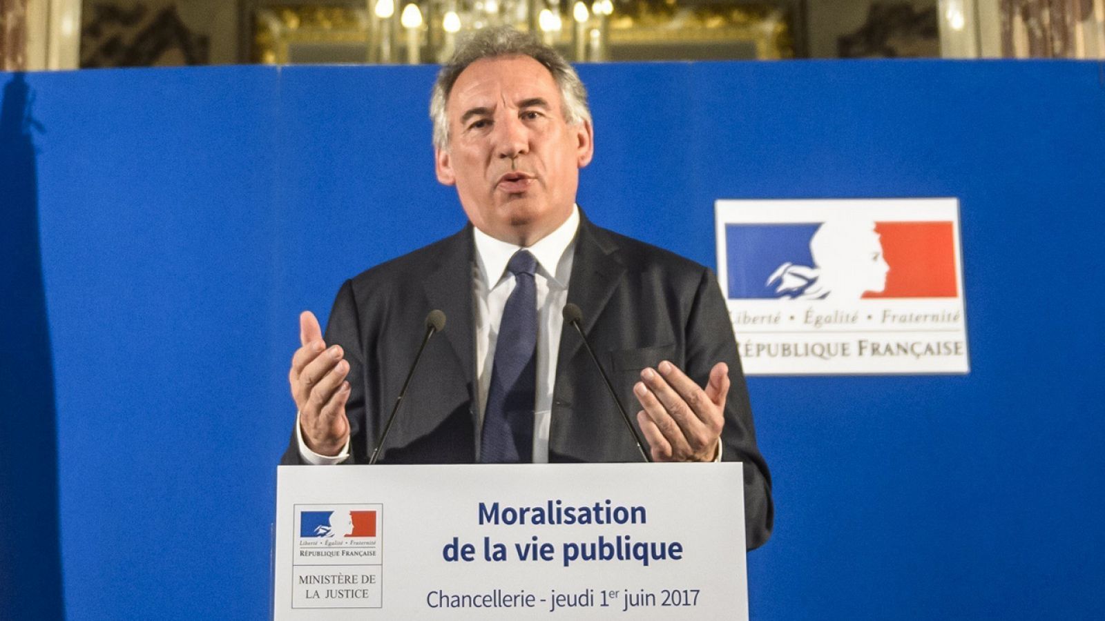 El ministro de Justicia francés, François Bayrou, presenta en una rueda de prensa su nueva ley para llevar más ética a la política en París