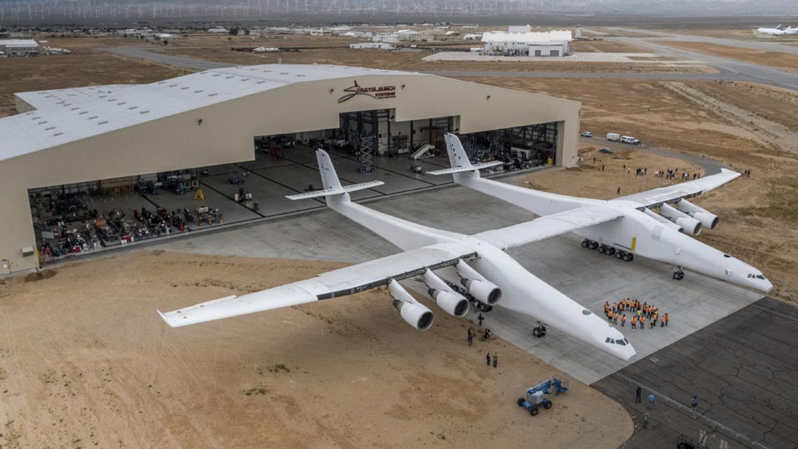 Imagen del Stratolaunch, también conocido como 'Ruc' en honor al ave descomunal de la mitología persa.