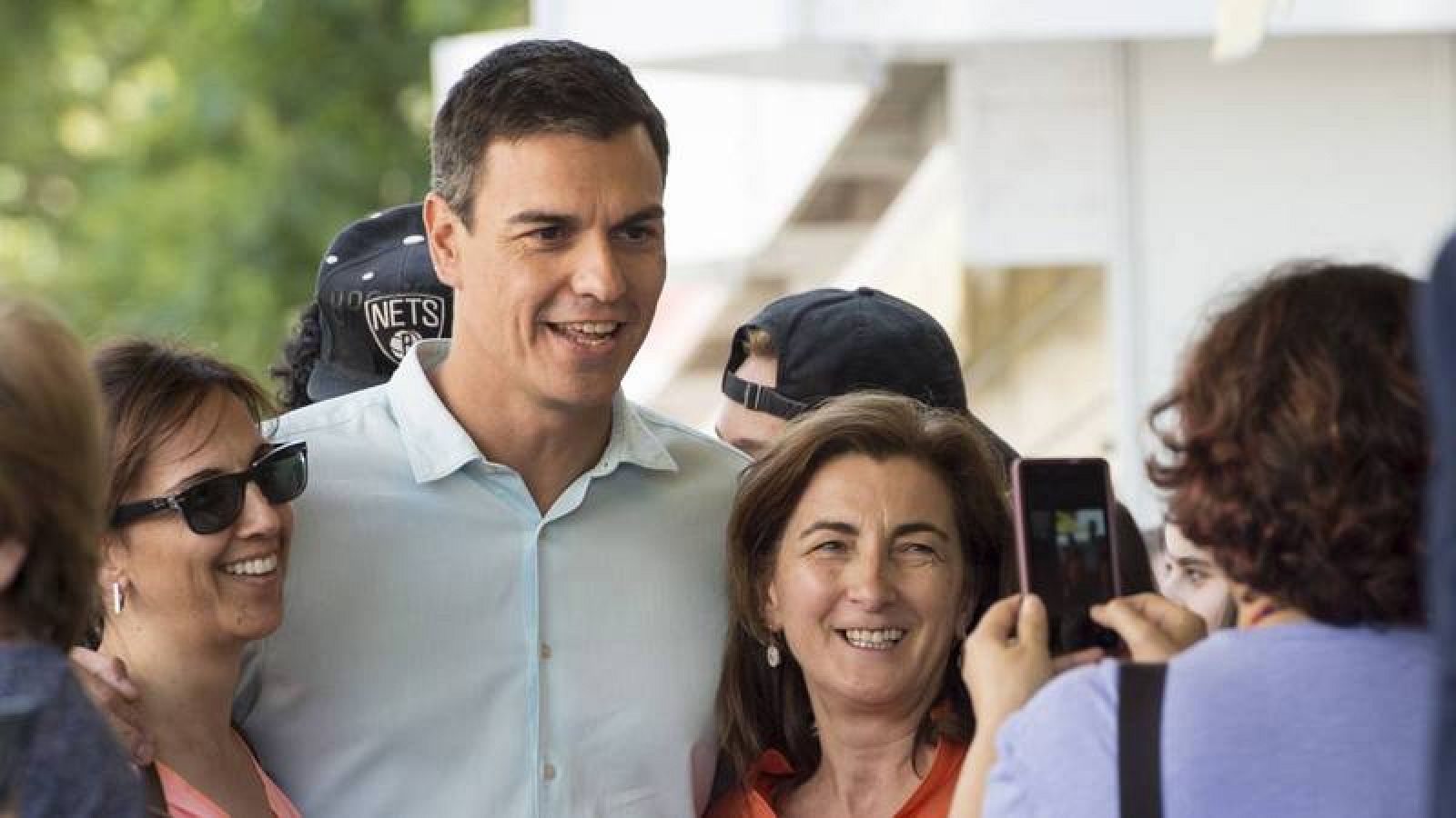 Pedro Sánchez visita la Feria del Libro de Madrid.