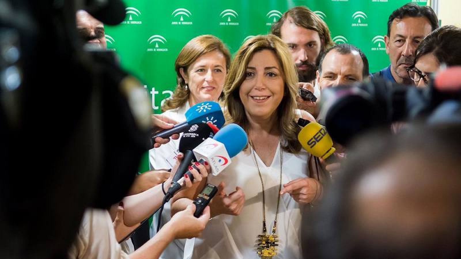  Susana Díaz pide a Pedro "respeto" para los territorios y a los expresidentes