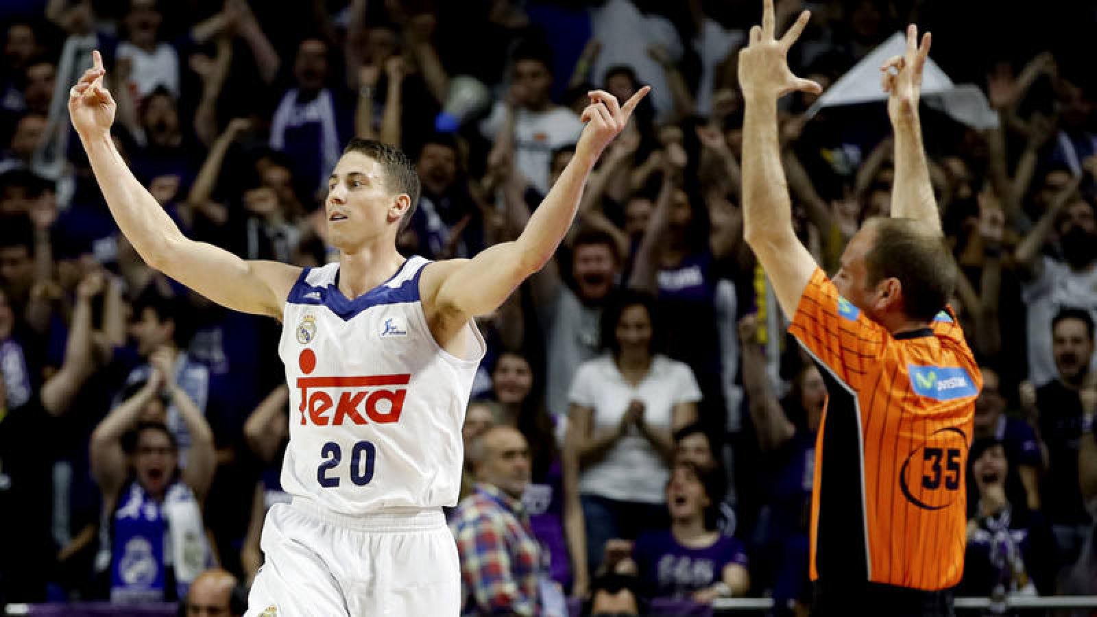 El escolta estadounidense del Real Madrid Jaycee Carroll celebra un triple ante el Unicaja.