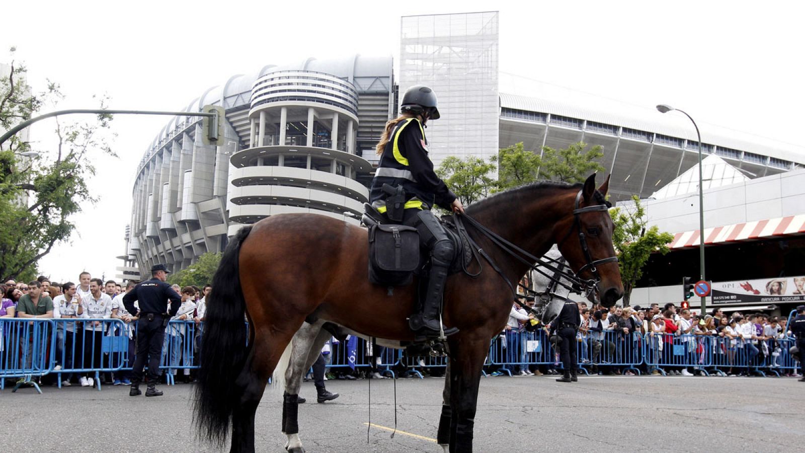 Medidas de seguridad en las inmediaciones del estadio Santiago Bernabéu antes del partido de ida de semifinales de la Liga de Campeones que el Real Madrid y el Atlético de Madrid del pasado 2 de mayo de 2017.