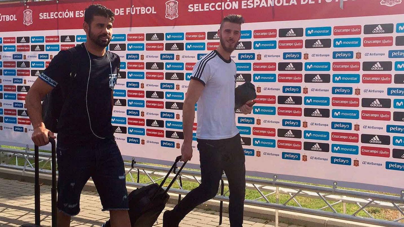 Diego Costa y De Gea, en su llegada a Las Rozas.