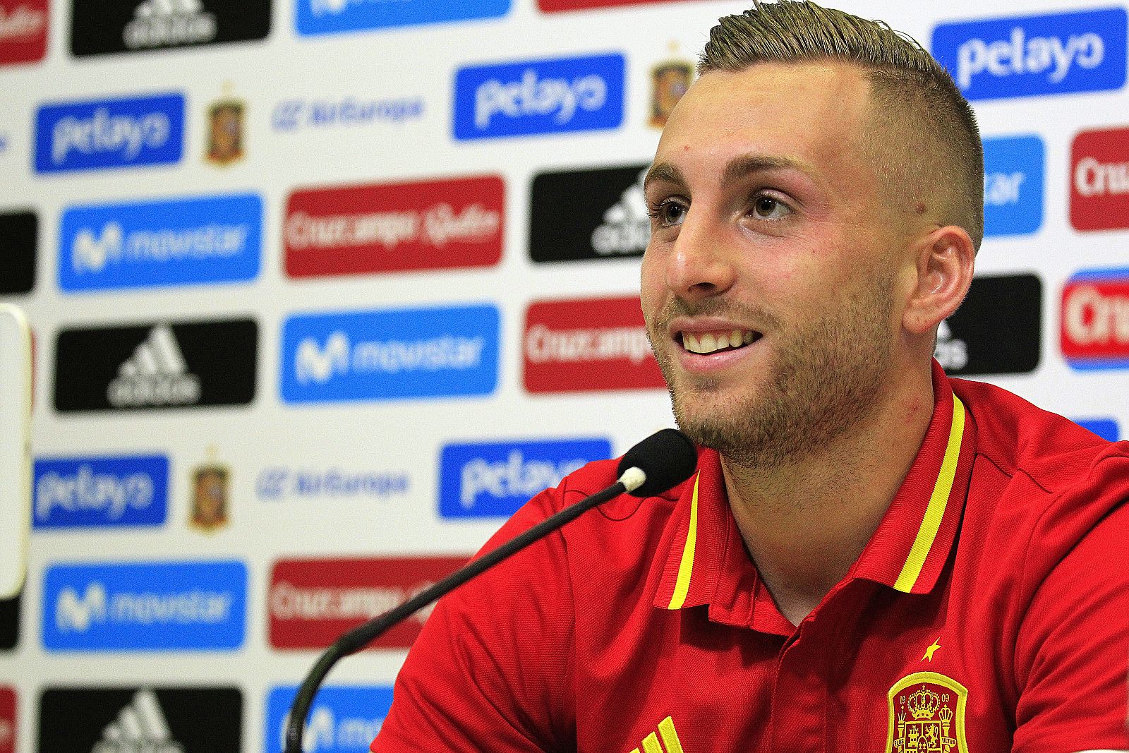 Gerard Deulofeu, extremo derecho del Milan, durante la rueda de prensa que ofreció en la Ciudad del Fútbol.