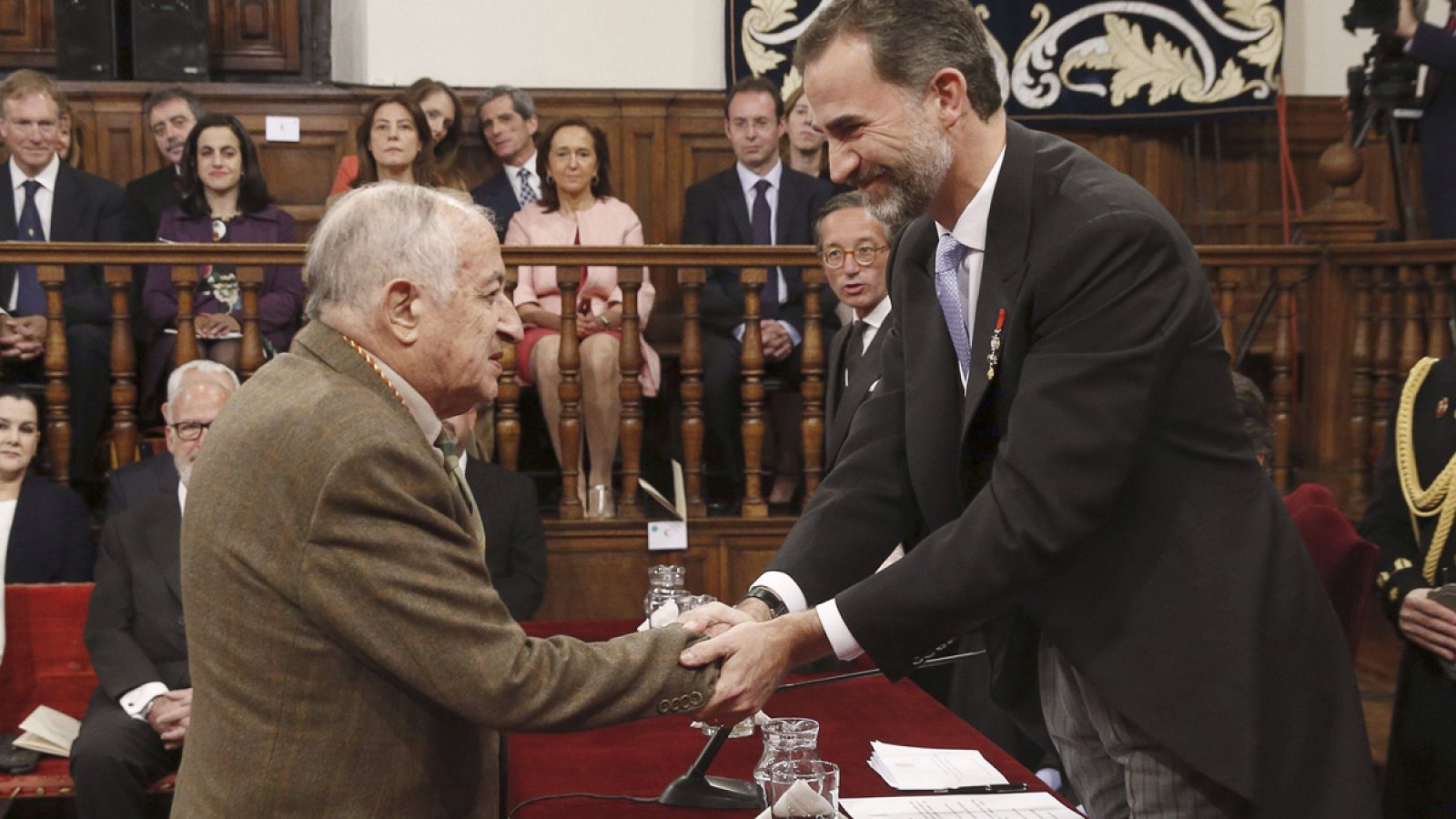 El escritor Juan Goytisolo recibe el Premio Cervantes en manos del rey Felipe, el 23 de abril de 2015.