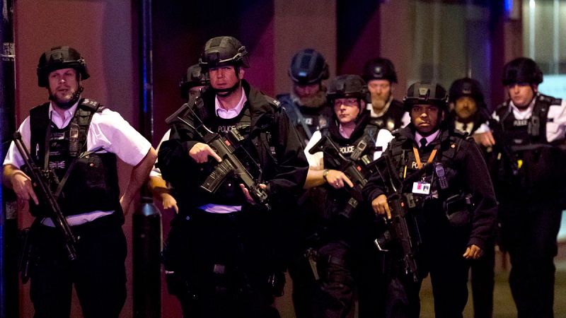 Agentes de policía patrullan cerca del Puente de Londres