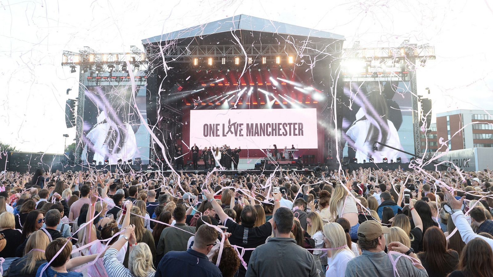 Ariana Grande durante el espectáculo benéfico One Love Manchester