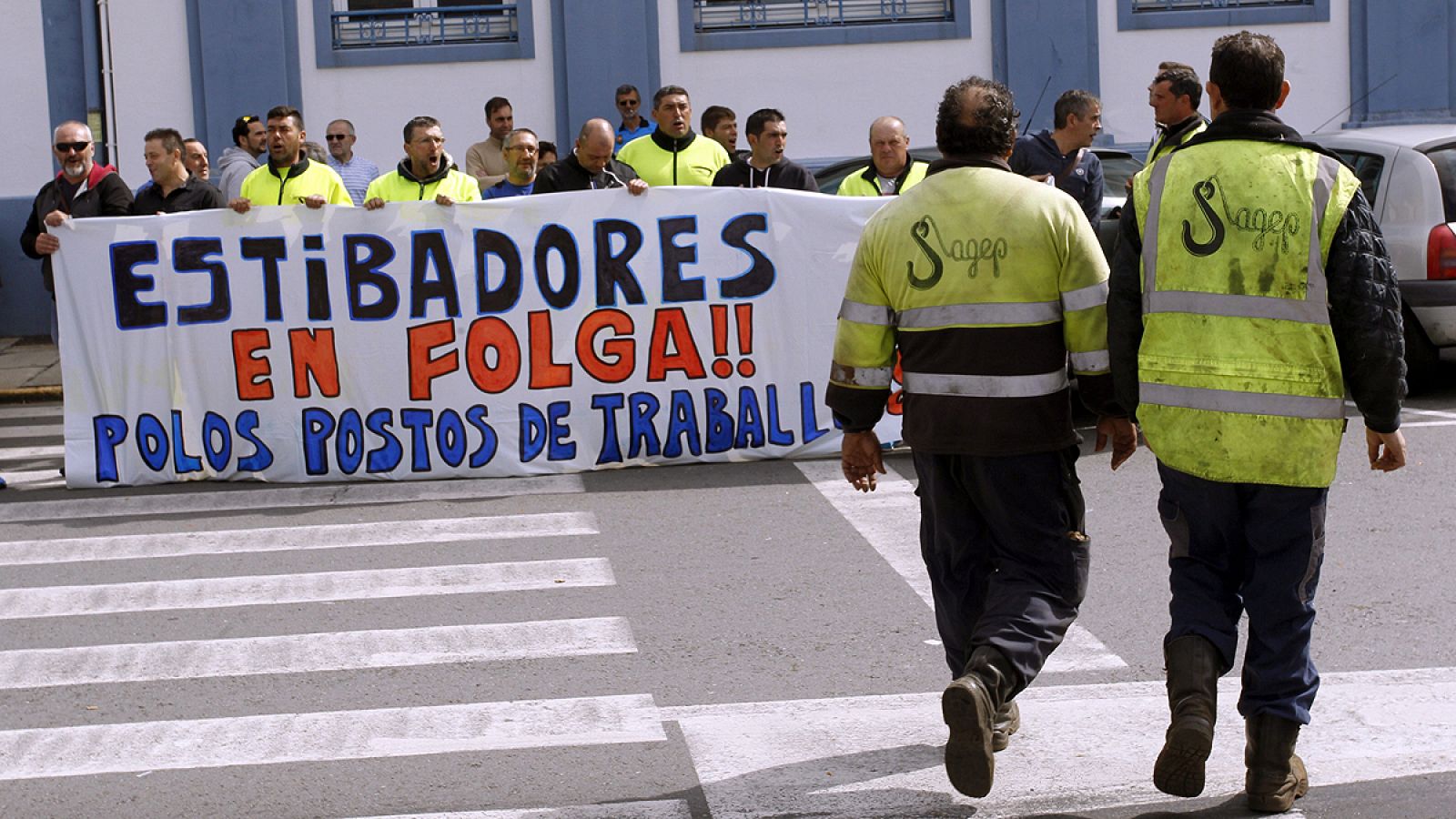 Estibadores de Ferrol, en el primer día de huelga