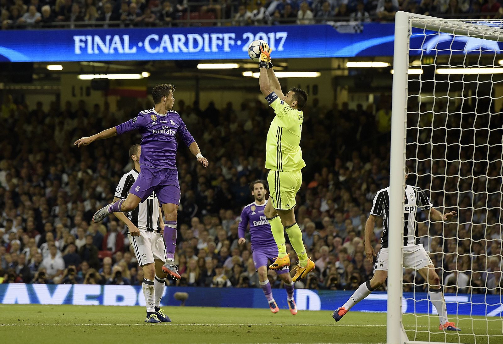 Cristiano y Buffon, durante la final de la Champions