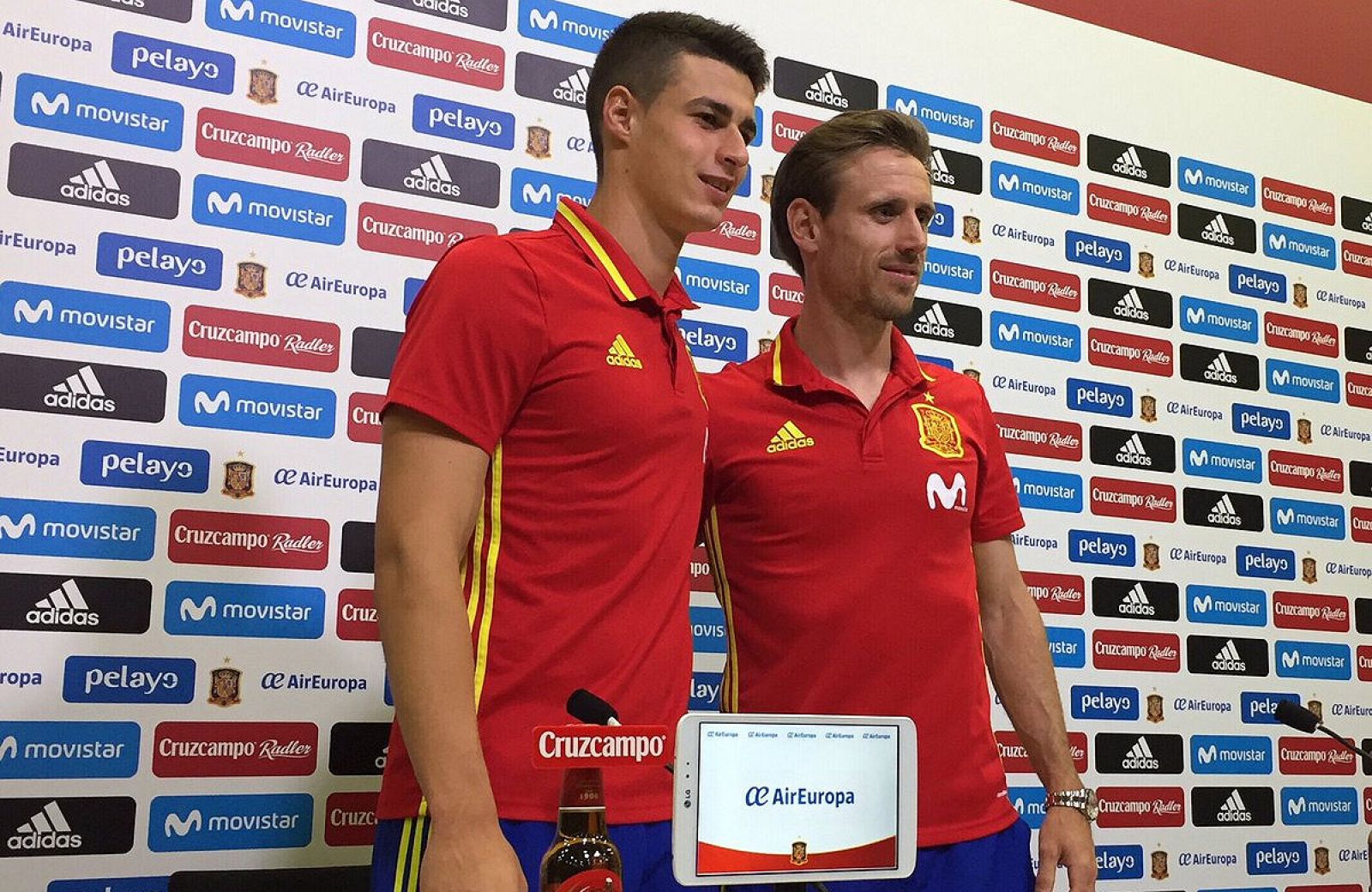 El portero Kepa y Monreal comparecieron ante los medios en el segundo día de entrenamientos.