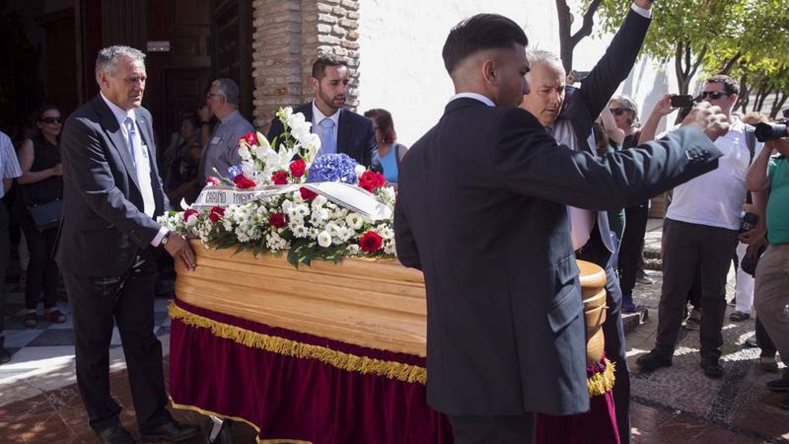  Salida del féretro con los restos mortales del diseñador David Delfín, de la iglesia de la Encarnación de la localidad malagueña de Marbella.