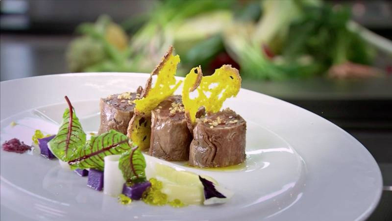  Ensalada de solomillo de euskaltxerri con puré de coliflor y cúrcuma y pan de hogaza, y brotes verdes