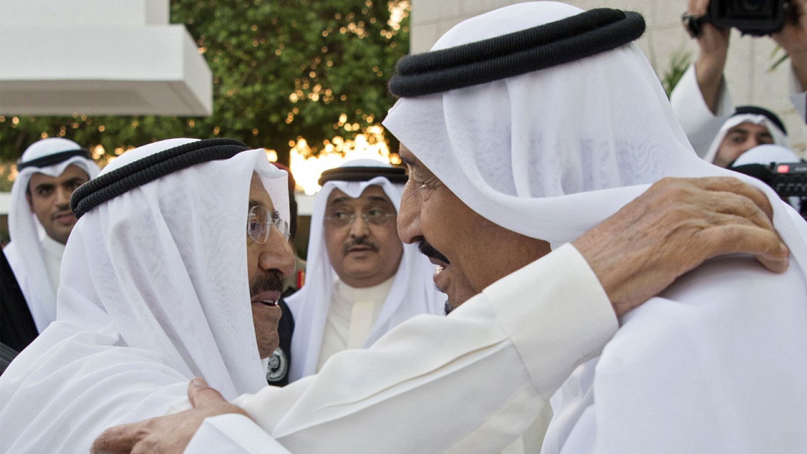 El emir kuwaití Sabah Ahmed al Sabah, saluda al rey de Arabia Saudí, Salman Bin Abdelaziz, reunidos este martes