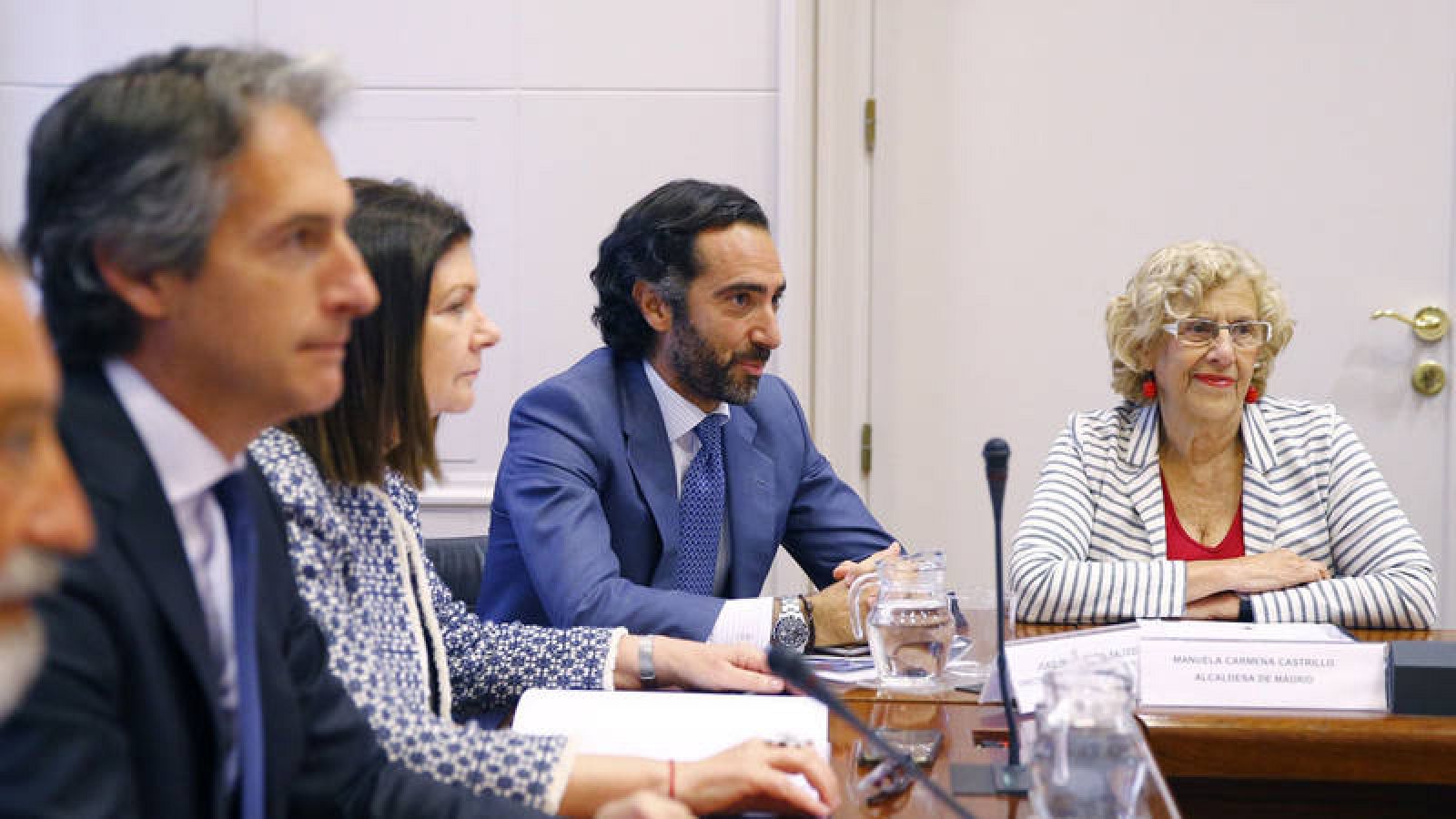 El ministro de Fomento, Íñigo de la Serna (i) en la reunión con comunidades, ayuntamientos y la FEMP