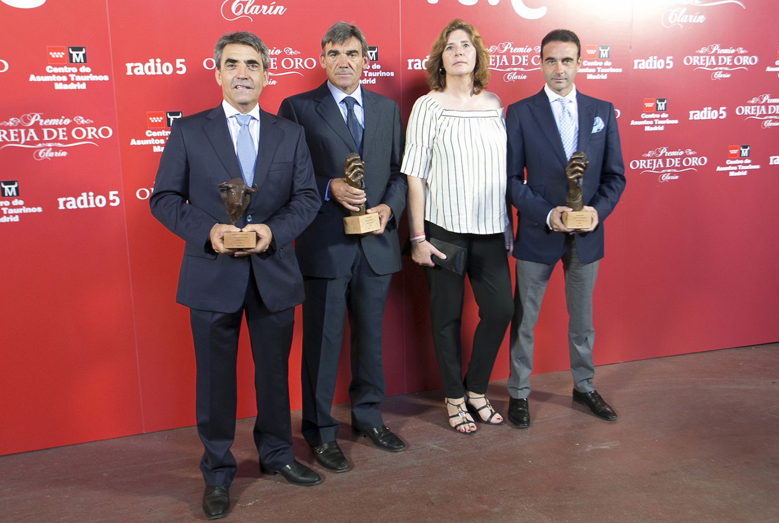 Victorino Martín, los padres de Víctor Barrio y Enrique Ponce con sus premios 'Oreja de Oro' y 'Hierro de Oro' 2016