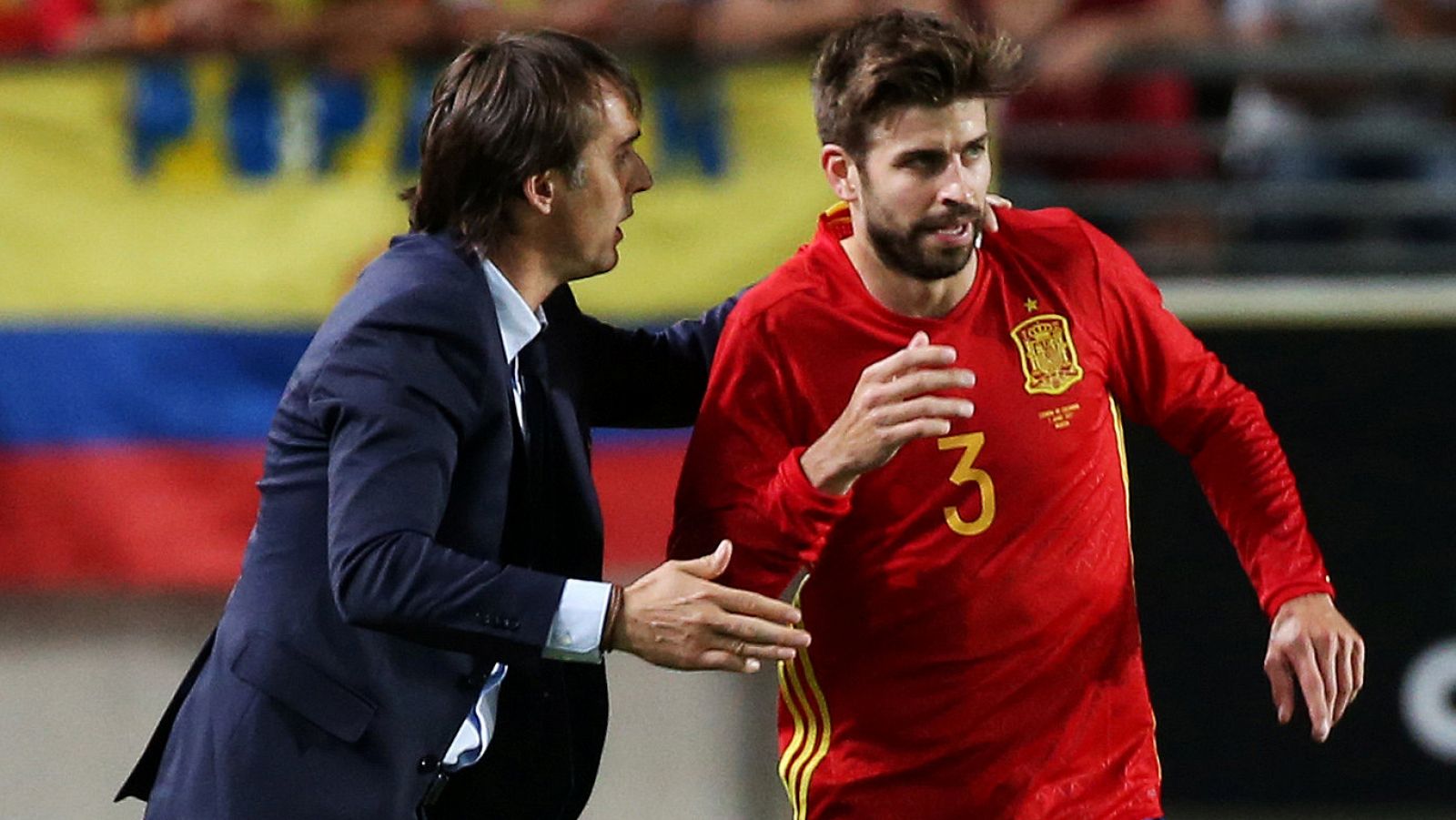 Lopetegui da instrucciones a Piqué durante el partido