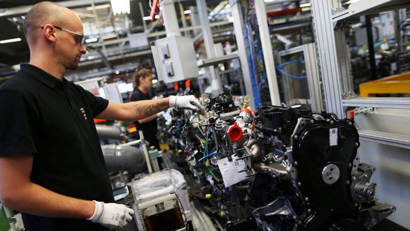 Un trabajador en una fábrica de automóviles de Cléon, Francia