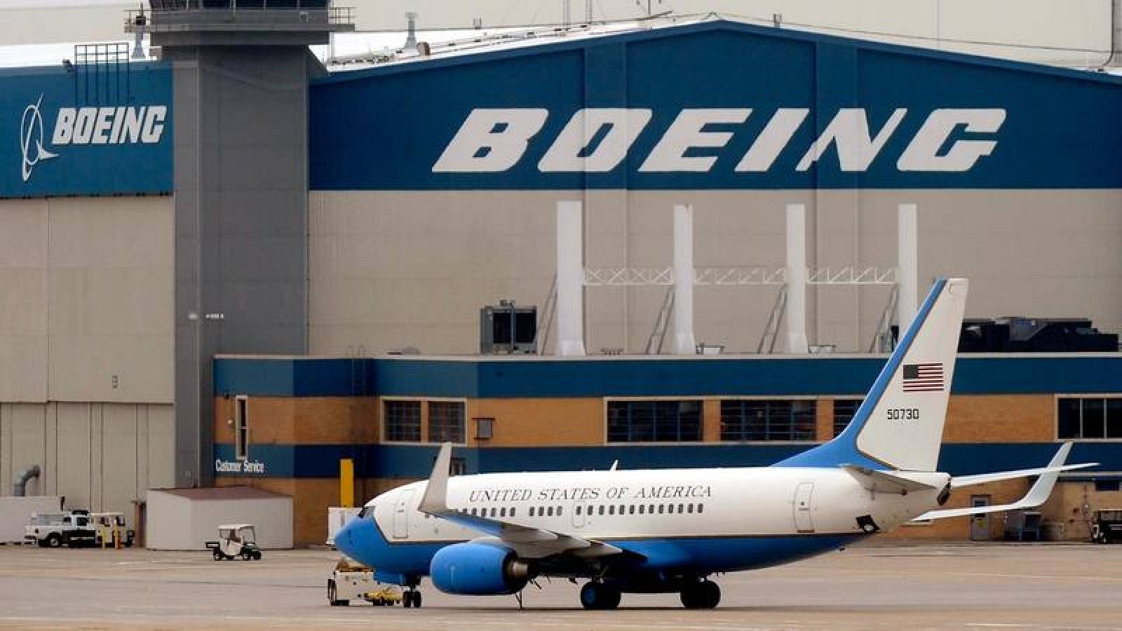 Fotografía de archivo de un avión gubernamental estadounidense, ante un hangar del fabricante aeronáutico Boeing.