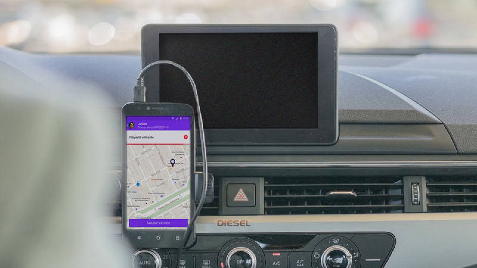 Un conductor con la aplicación de Cabify en su coche / FOTO: CABIFY