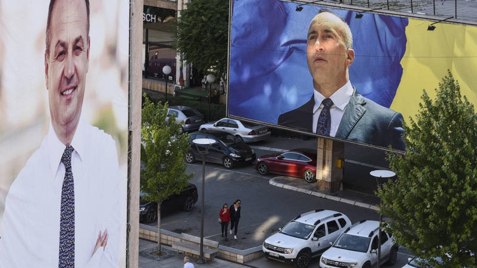  Los ciudadanos caminan entre pancartas electorales en Pristina.