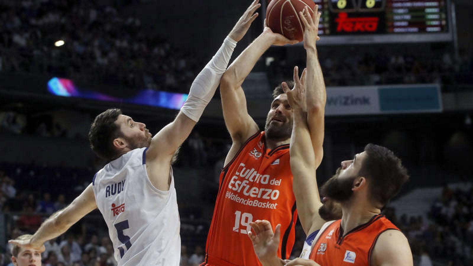 El alero del Valencia Basket, Fernando San Emeterio (c), lanza a canasta ante la oposición de Rudy Fernández, del Madrid