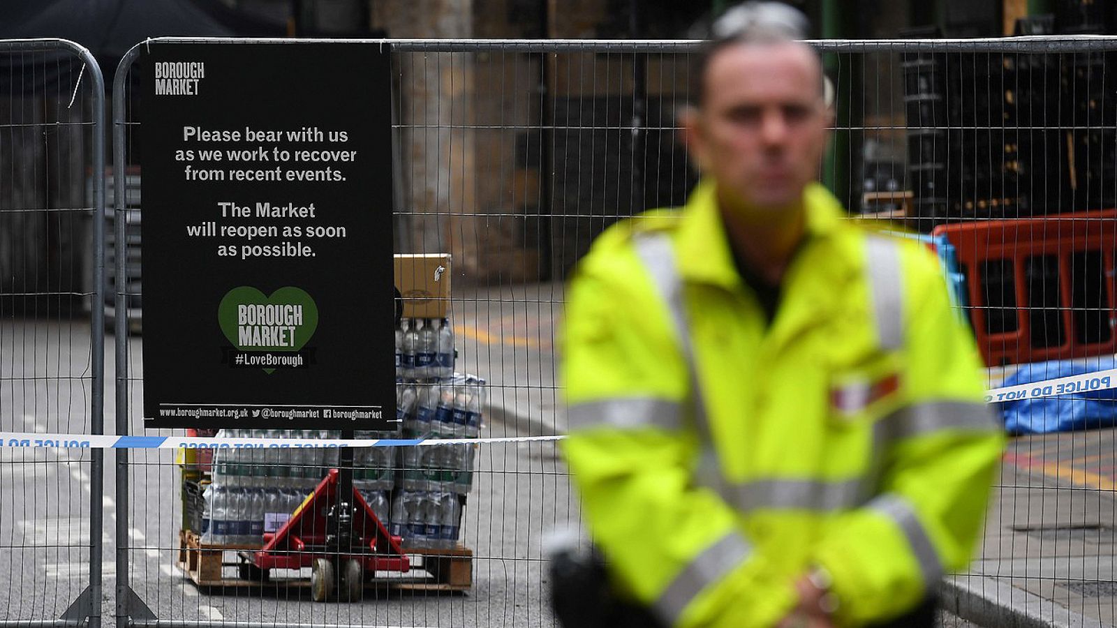 Un guardia de seguridad en la entrada del Borough Market, en Londres, cerrado tras los atentados del 3 de junio