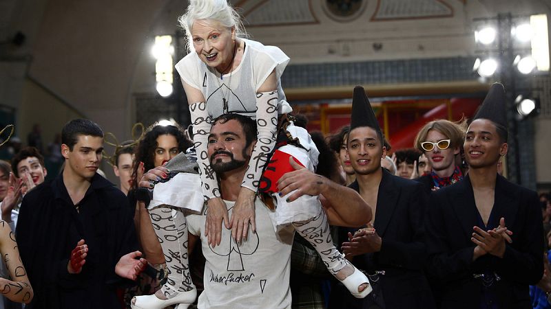 Ovación en Londres para la diseñadora Vivienne Westwood.