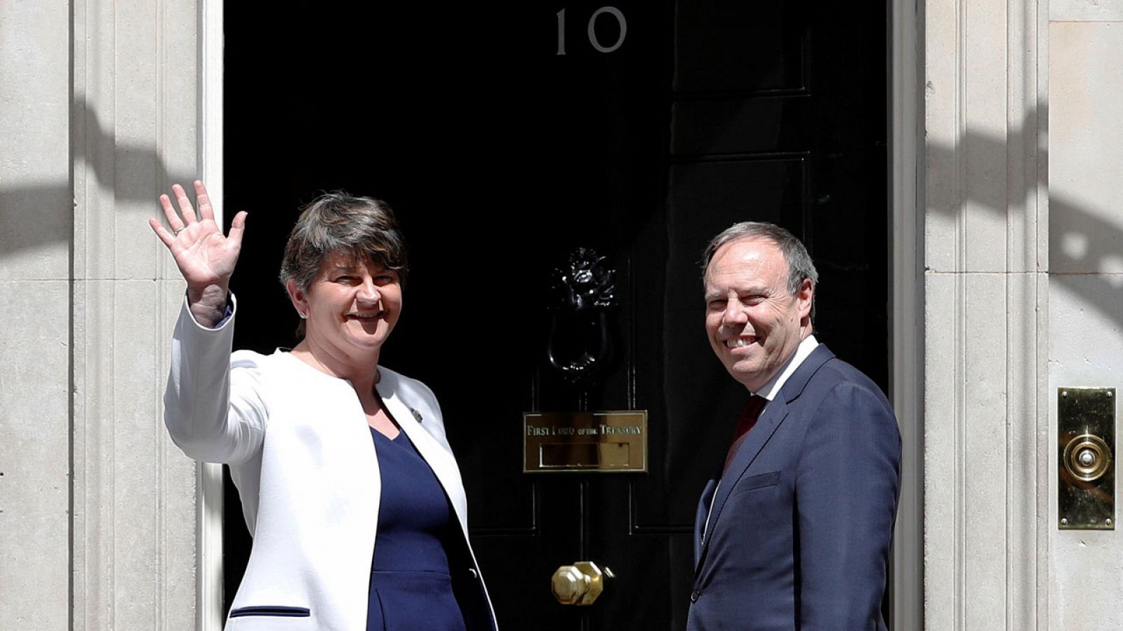 La líder del Partido Democrático Unionista, Arlene Foster, y su número dos, Nigel Dodds, a su llegada al 10 de Downing Street.