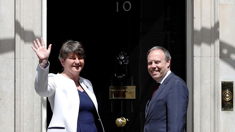 La líder del Partido Democrático Unionista, Arlene Foster, y su número dos, Nigel Dodds, a su llegada al 10 de Downing Street.