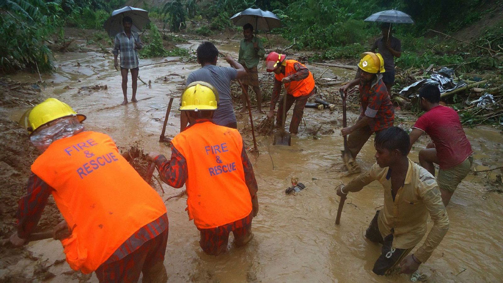 Equipos de bomberos bangladesies buscan a víctimas del corrimiento de tierras en Bandarban.