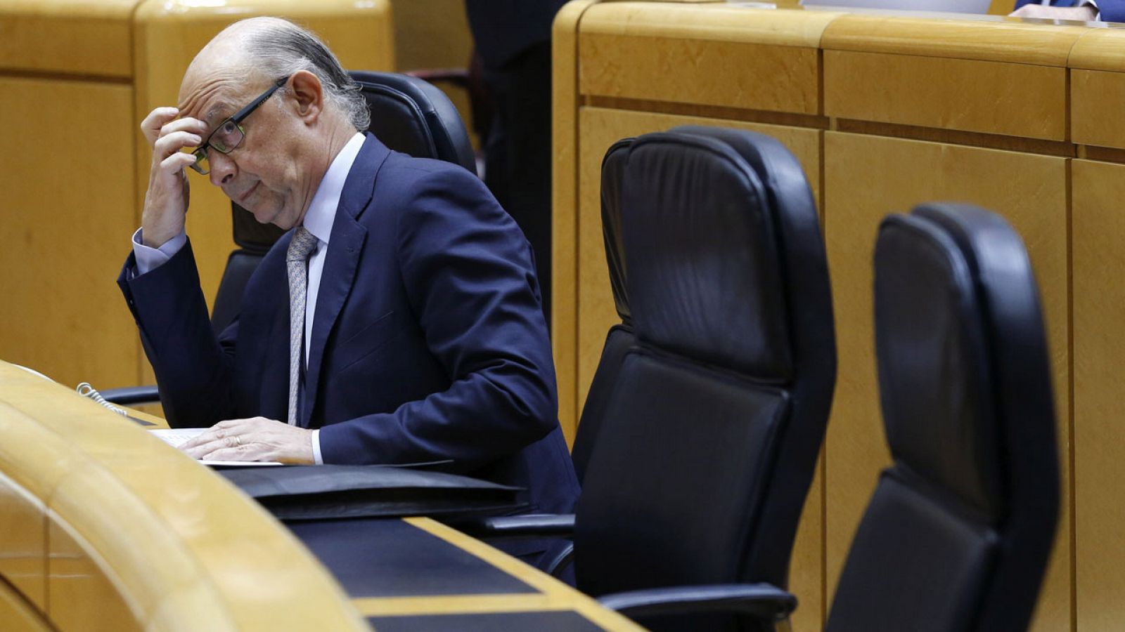 El ministro de Hacienda, Cristóbal Montoro, durante el pleno del Senado que debate los presupuestos