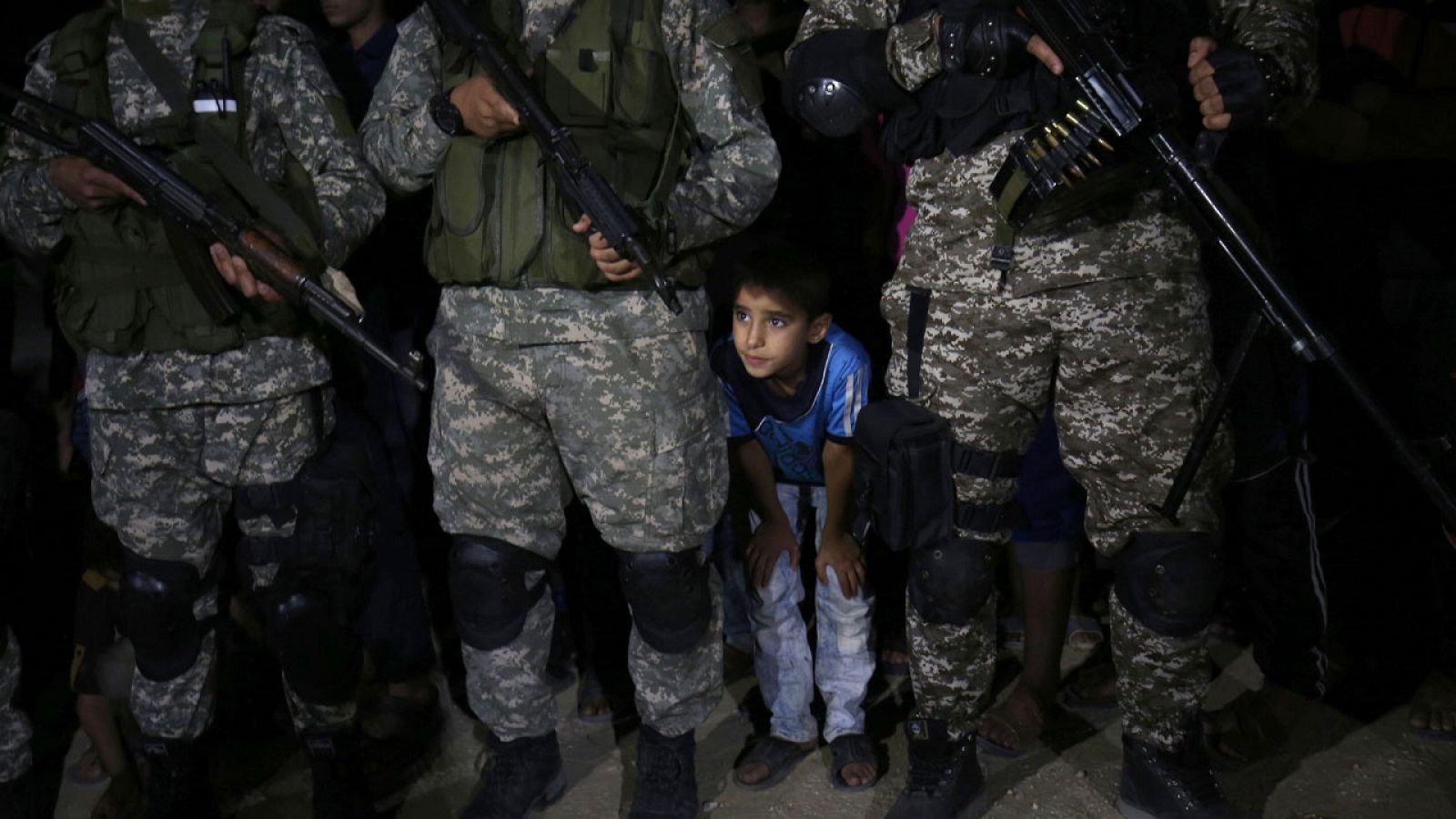 Combatientes de la brigadas Al Qassam, brazo armado de Hamás, rinden homenaje a un líder fallecido.