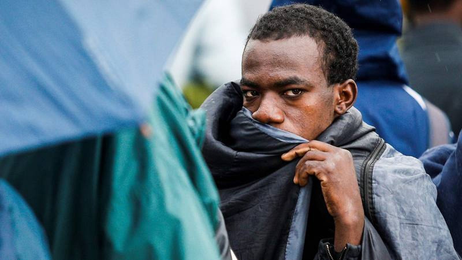 Migrantes y refugiados hacen cola para registrarse en París