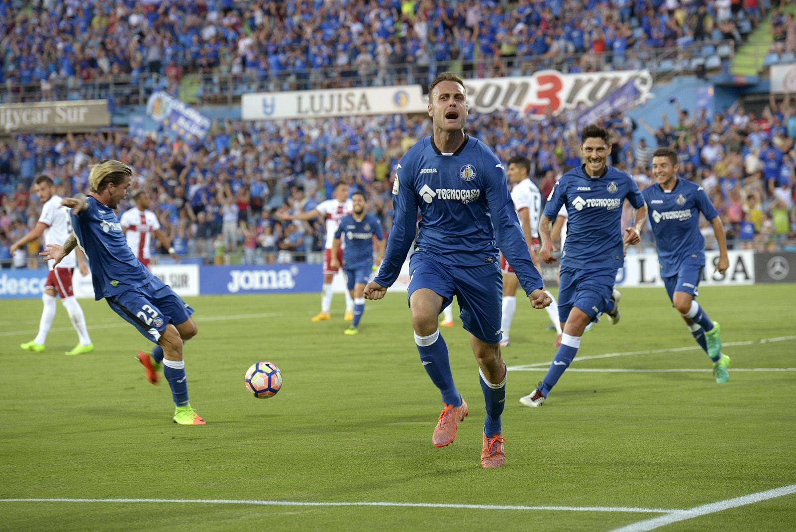 Juan Cala (c) celebra su gol frente al Huesca.