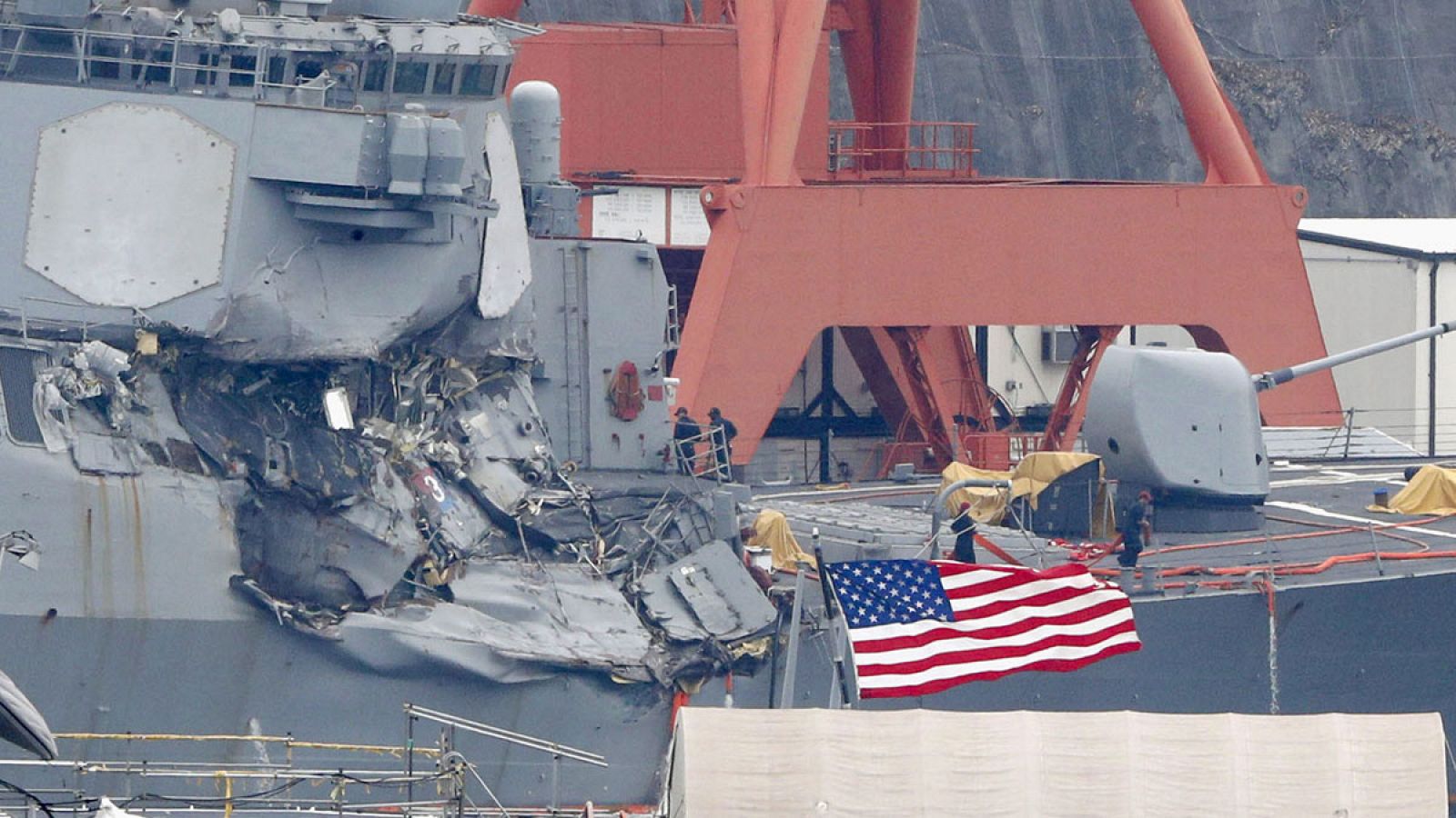 Imagen de algunos de los daños que sufrió el destructor USS Fitzgerald  tras chocar con un carguero filipino cerca de Japón.