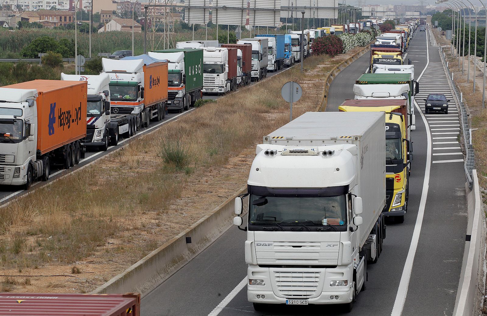 Colas de camiones en las inmediaciones del puerto de Valencia