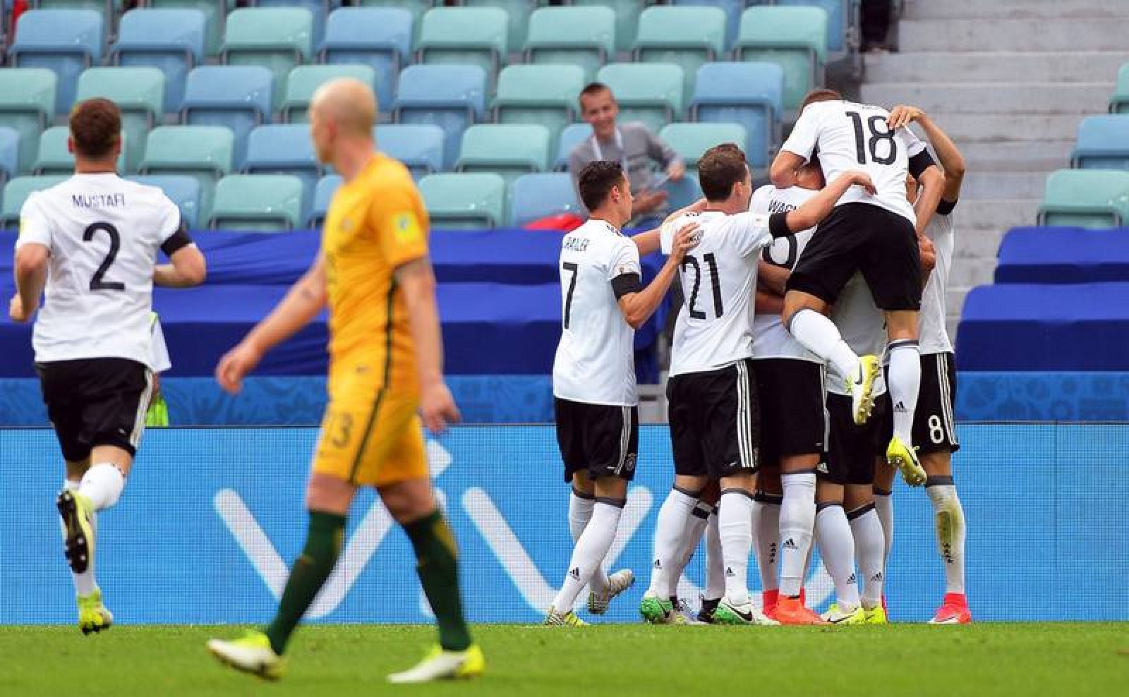 Los futbolistas de la selección alemana celebran el 1-0.